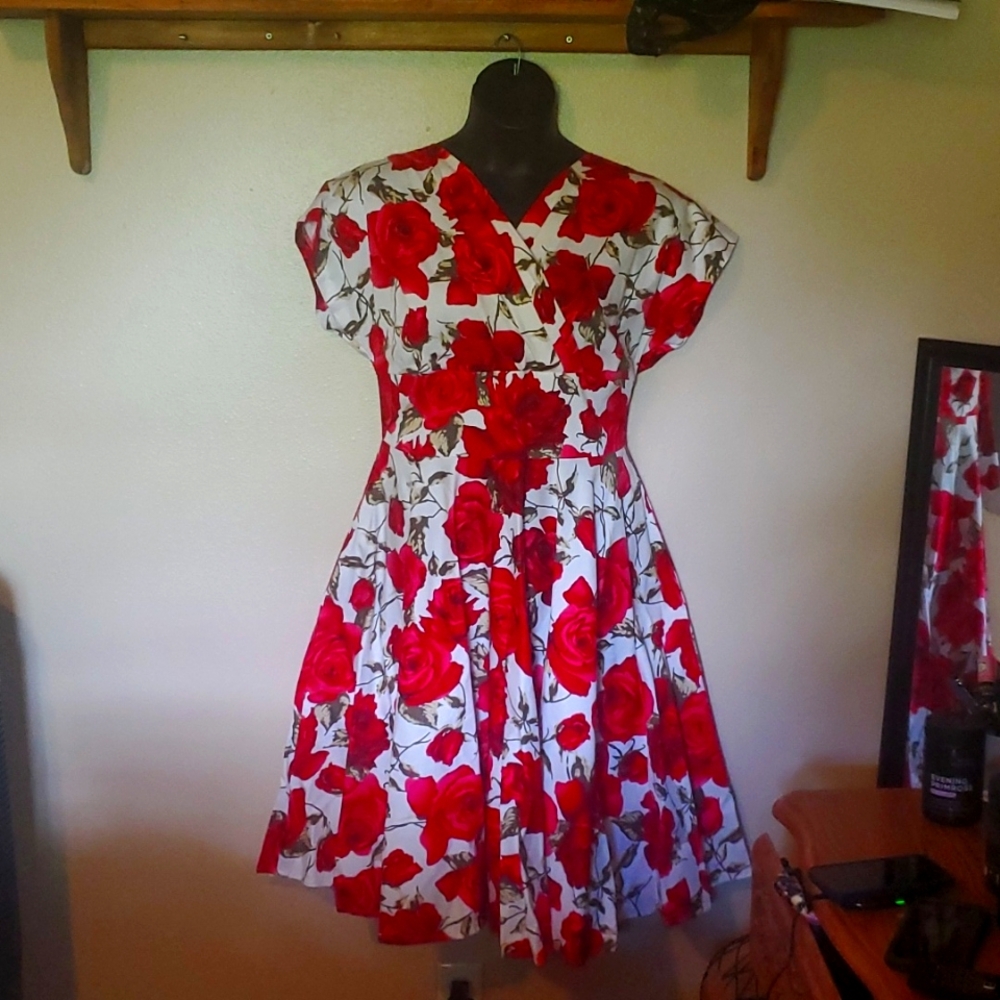 Vivien of Holloway limited edition Valentines white red rose 1950's Grace dress